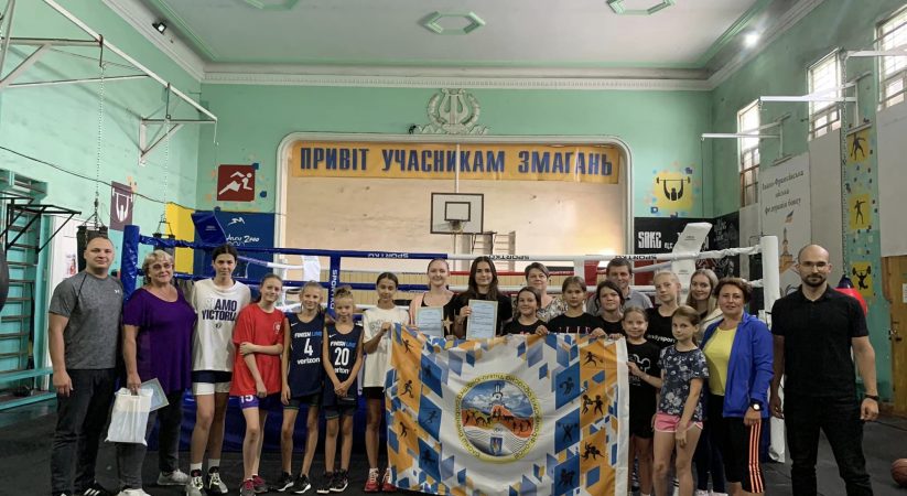 Вручення свідоцтва про закінчення школи