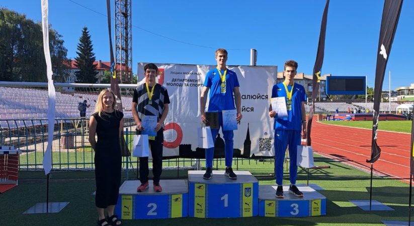 5 липня у місті Луцьк, на Чемпіонаті України з легкої атлетики серед юніорів, Дмитро Савицький здобув срібну медаль у стрибках у довж