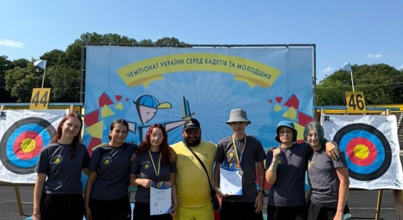 3 2 по 5 липня на чемпіонаті України серед кадетів та молодших по стрільбі з лука команда у складі Яни Кріцак, Євгенії Михайлик та Поліни Халак виборола срібні медалі серед кадеток.