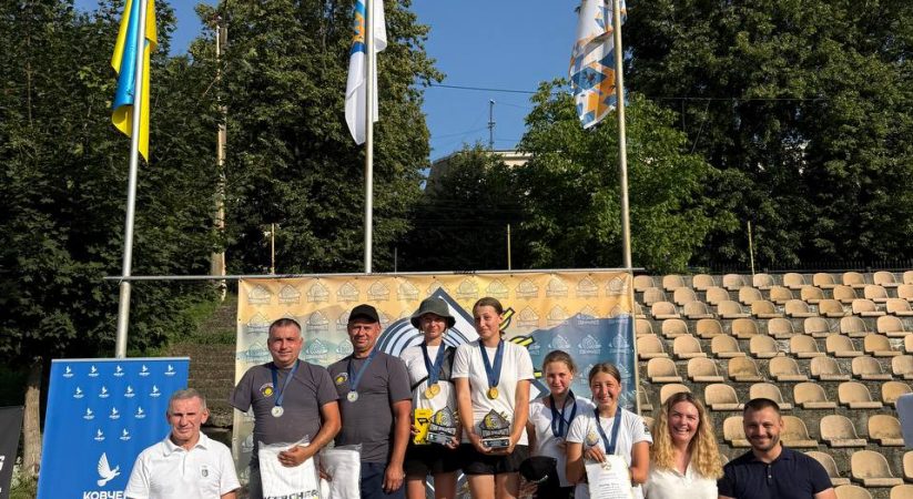 9 серпня на стадіоні «Юність» ІФОДЮСШ відбувся відкритий чемпіонат Івано-Франківської області зі стрільби з лука «Кубок Прикарпаття».<br>У змаганнях взяли участь 74 спортсмени з різних куточків України, зокрема Львівської, Харківської, Волинської, Чернівецької, Чернігівської областей, а також Івано-Франківська область була представлена спортсменами зі Снятина, Тлумача, Калуша, Косова та Івано-Франківська.