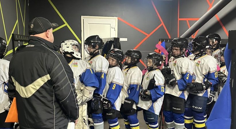 Вчора на Калуській арені відбувся товариський поєдинок між хокеїстами ІФ ОДЮСШ та їхніми однолітками з Новояворівська.