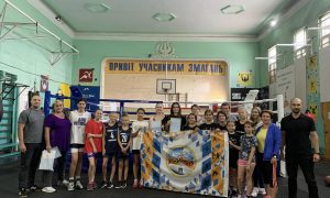 Вручення свідоцтва про закінчення школи